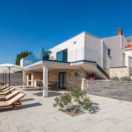 Petra Villa Kastela
